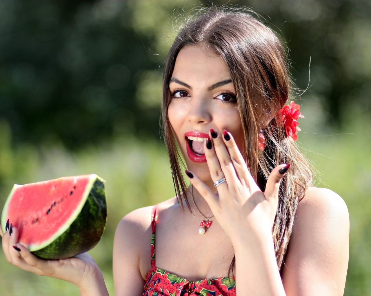 Красивая яркая девушка с арбузом в руке