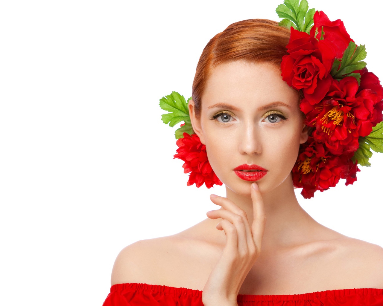 Красивая яркая девушка с красными цветами в волосах на белом фоне