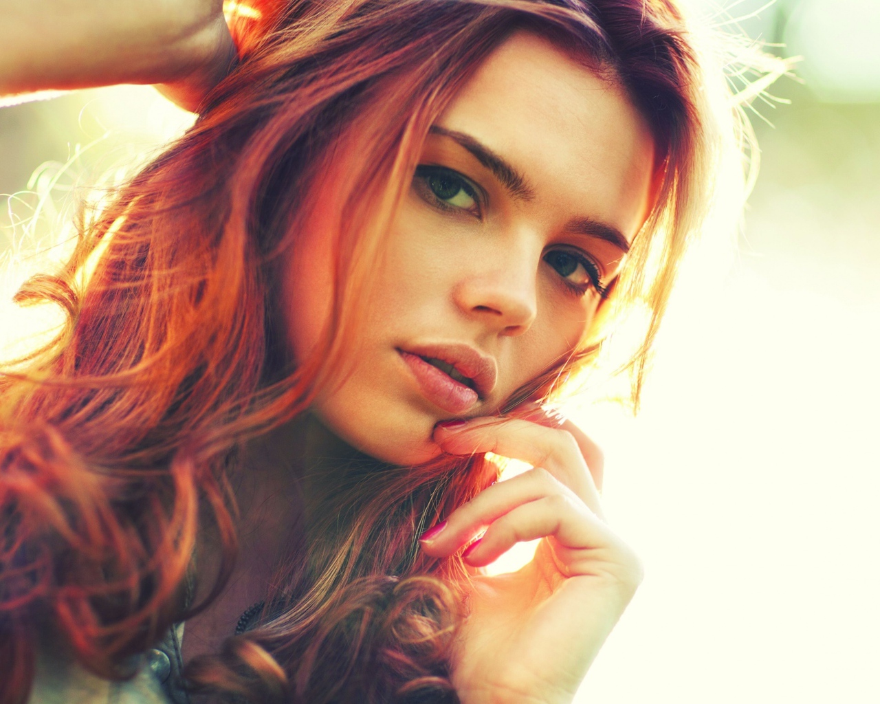 Красивая яркая рыжеволосая девушка с зелеными глазами