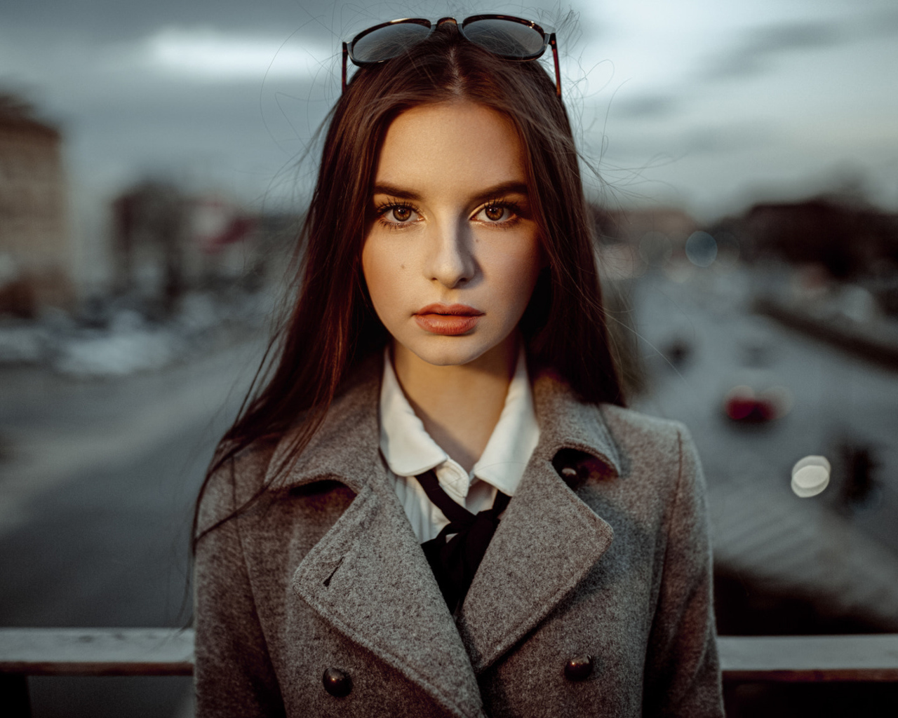 Красивая кареглазая шатенка с очками на голове