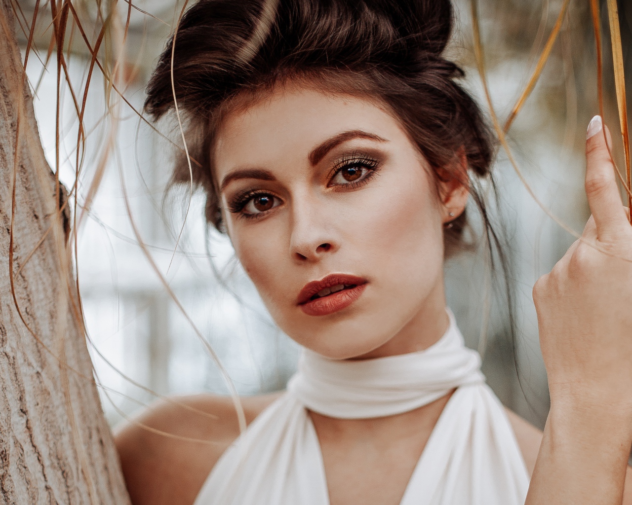 Красивая кареглазая шатенка у дерева