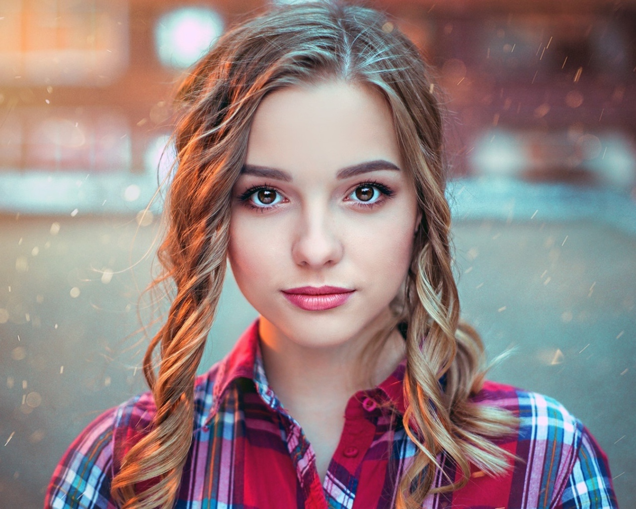 Красивая кареглазая девушка с прической 