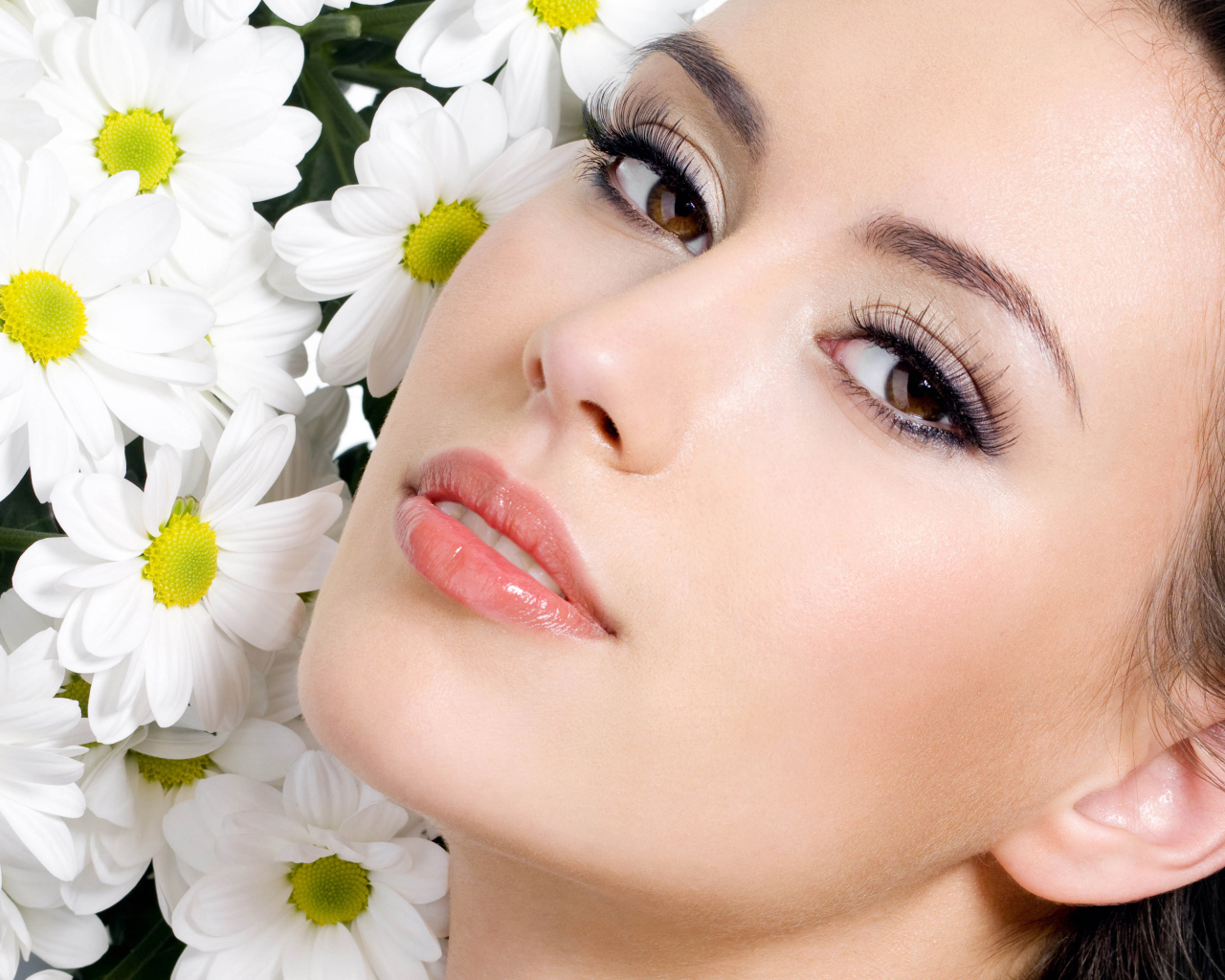 Красивая кареглазая девушка с белыми цветами хризантемы