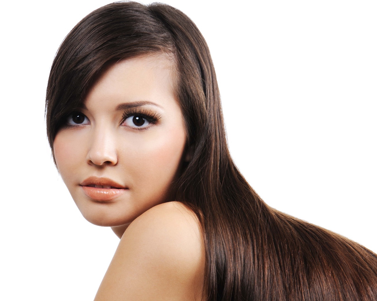 Красивая кареглазая длинноволосая девушка на белом фоне 