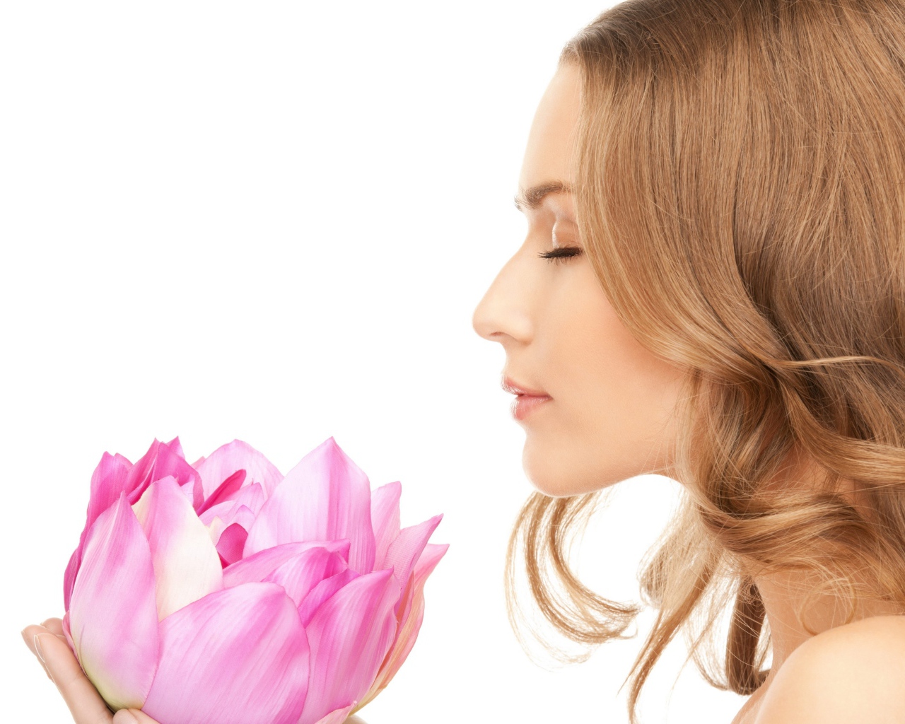 Красивая девушка шатенка наслаждается ароматом лотоса 