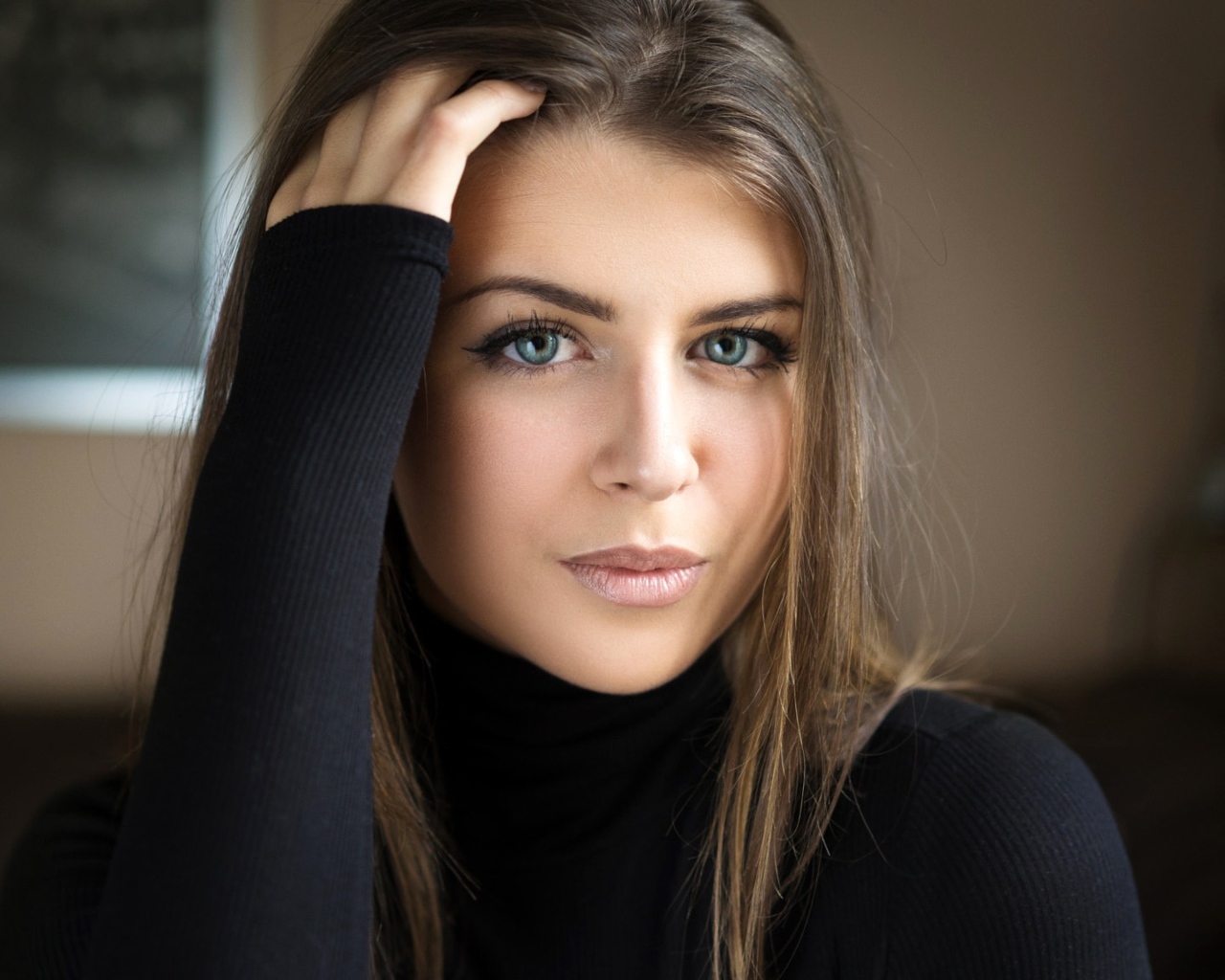 Красивая шатенка в черном свитере 