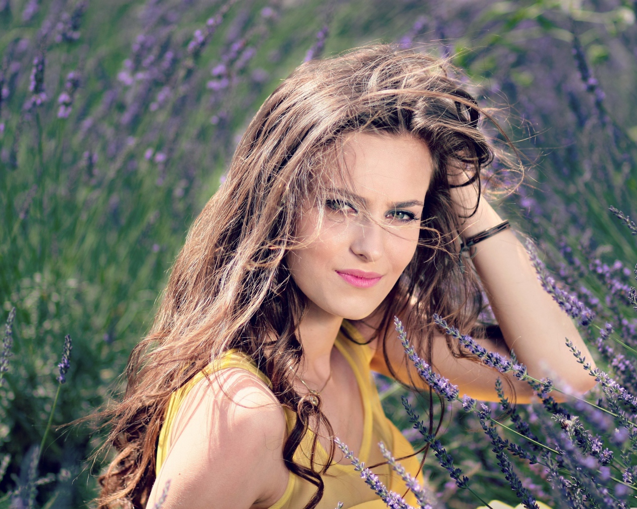 Красивая шатенка в цветах лаванды