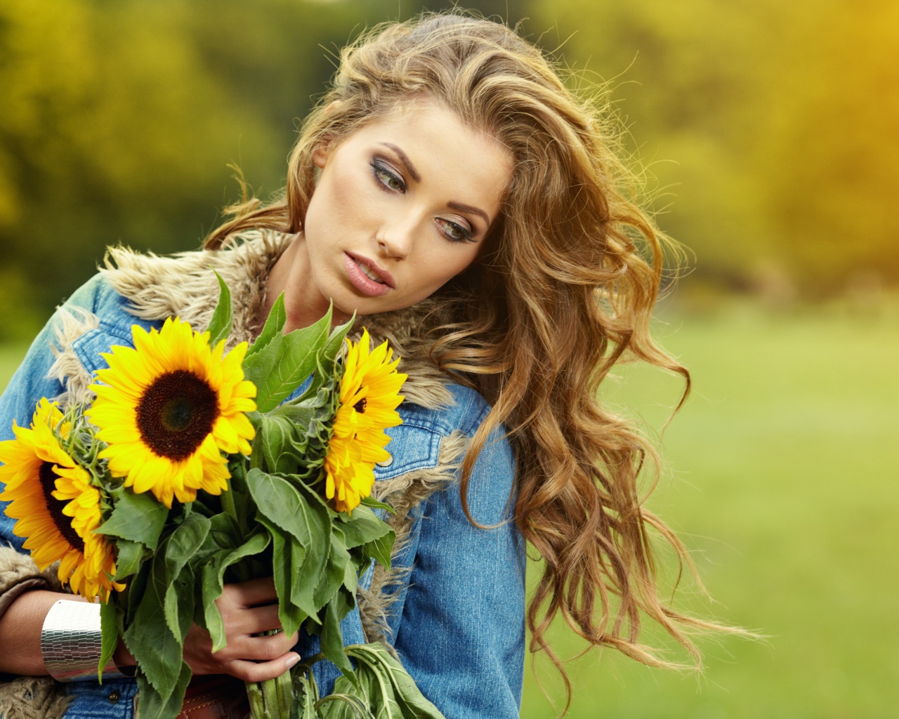 Красивая шатенка с букетом подсолнухов