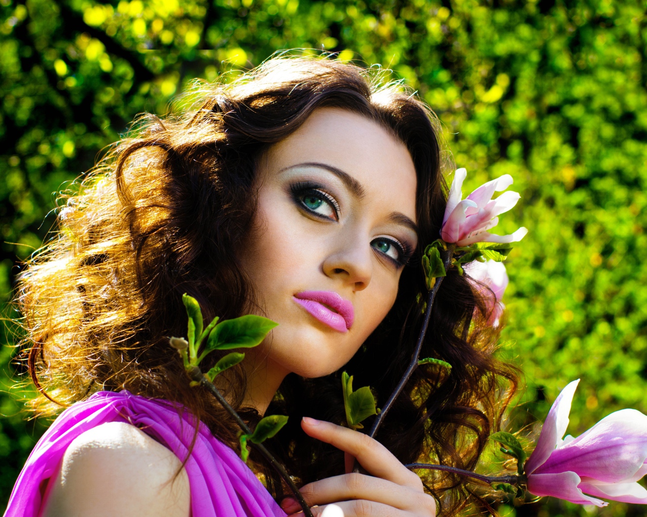 Красивая шатенка с цветами магнолии