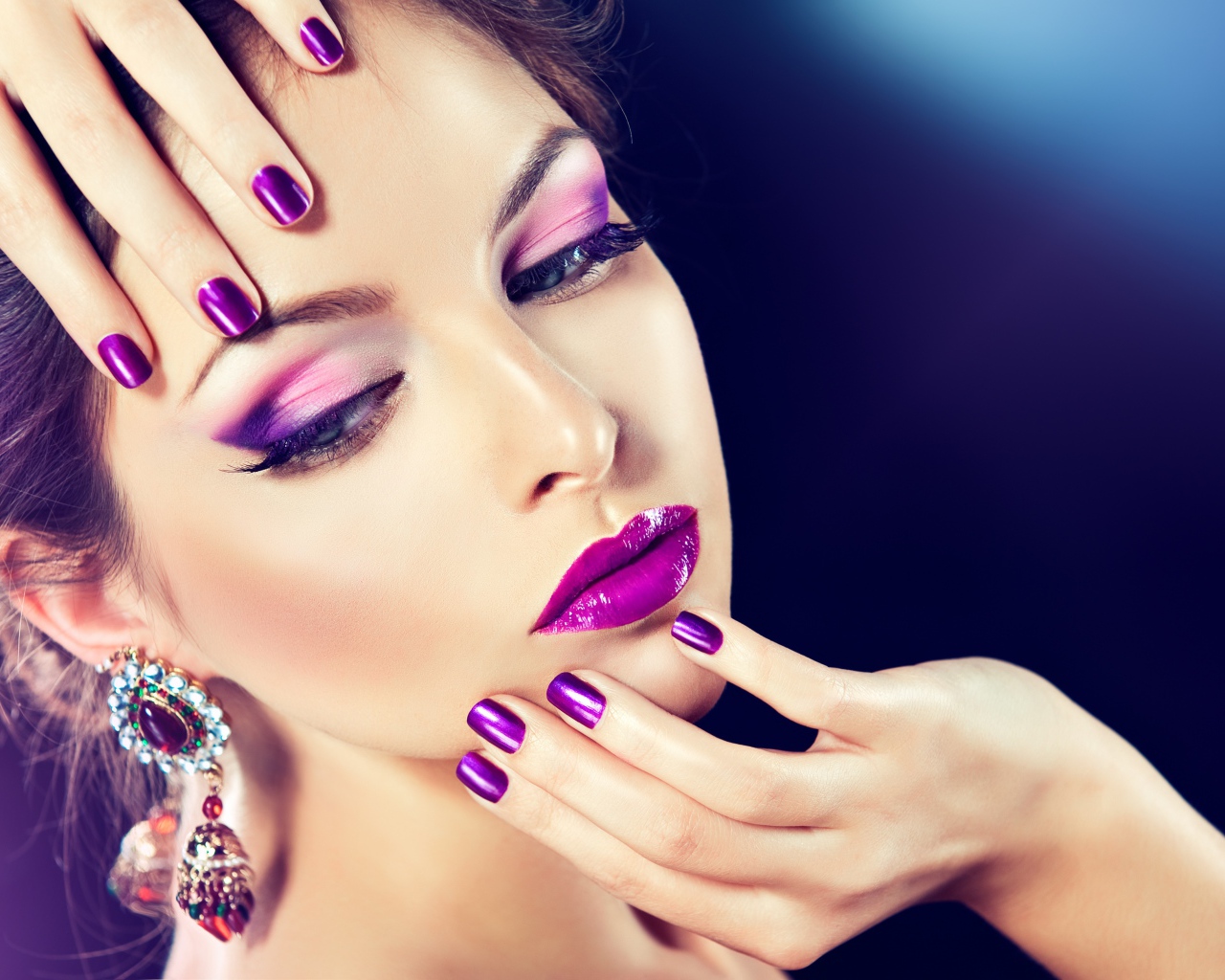 Красивая шатенка с фиолетовым макияжем