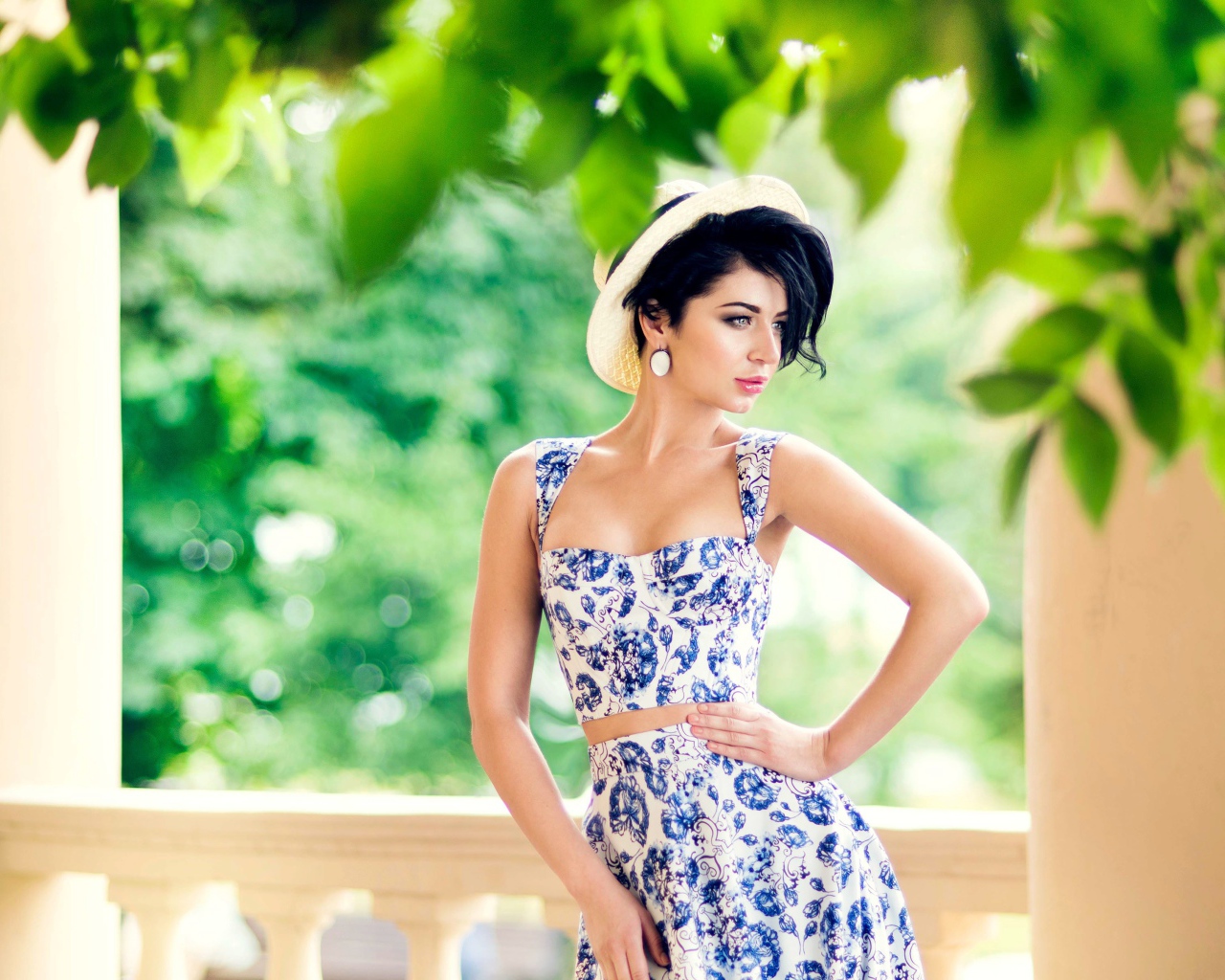 Красивая девушка брюнетка в красивом платье