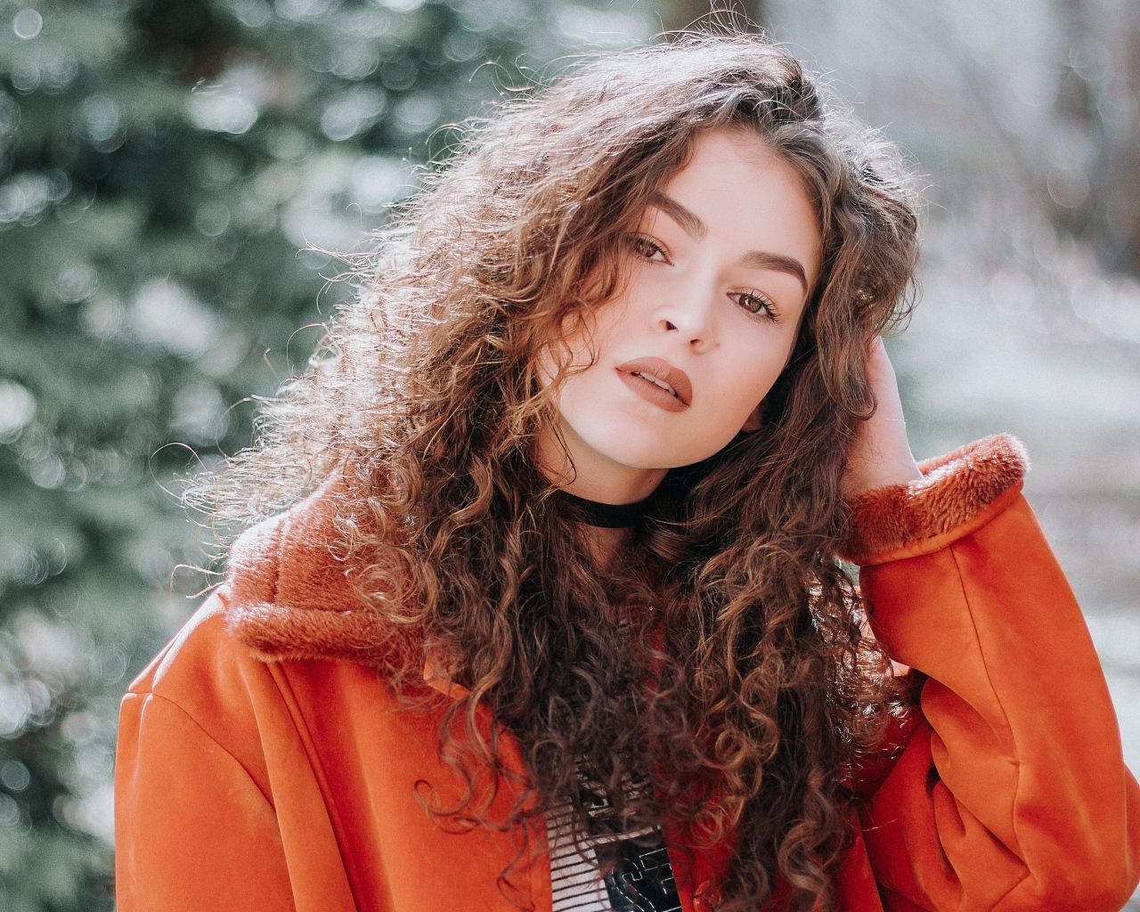 Красивая девушка шатенка в красной куртке