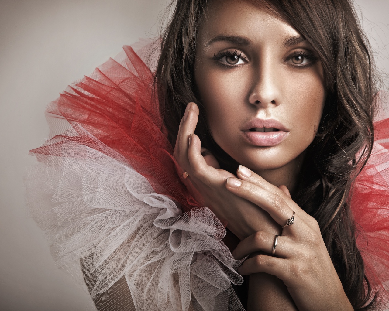 Красивая девушка шатенка с разноцветным воротником