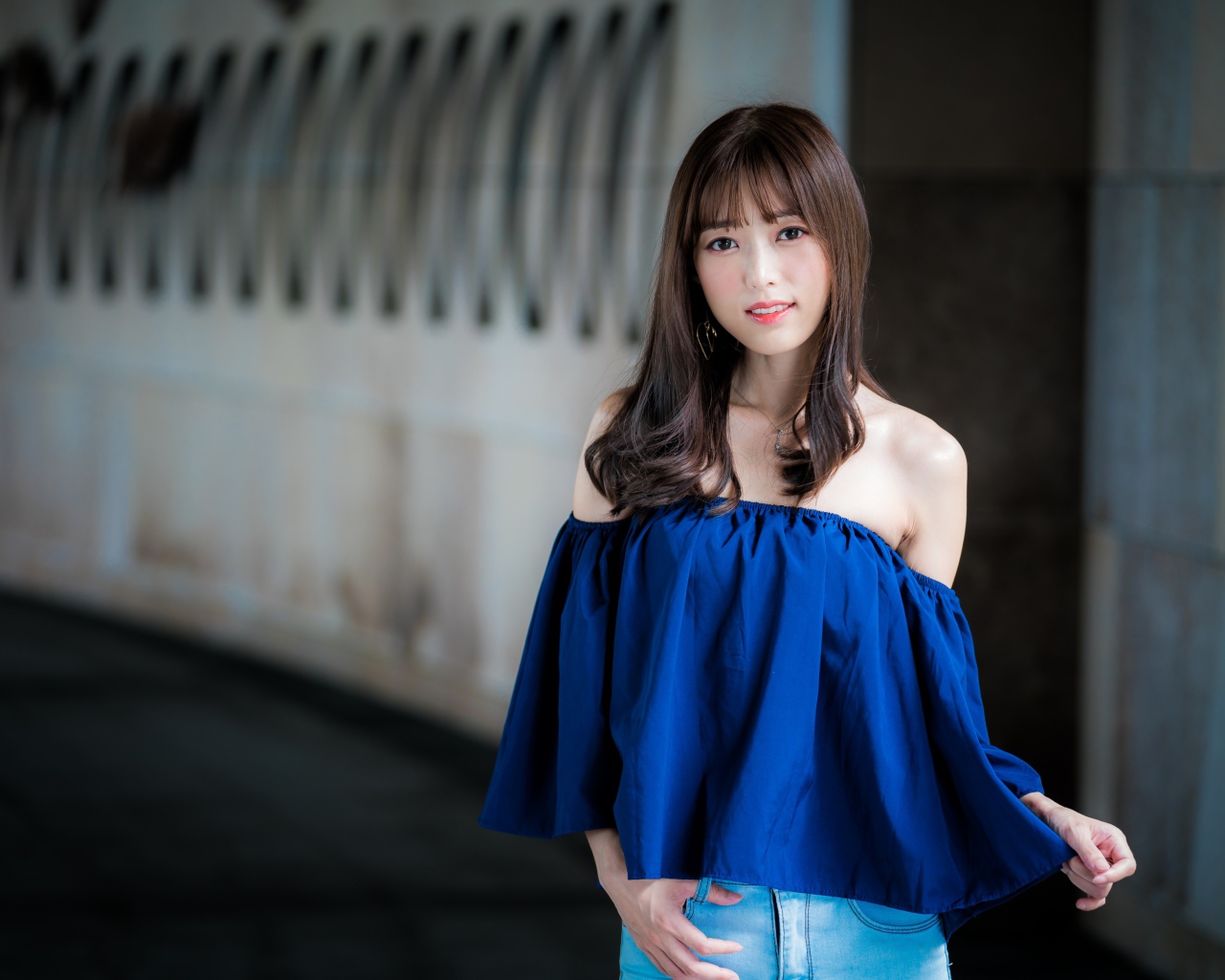 Красивая брюнетка в синем