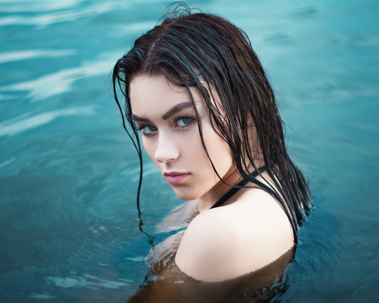 Красивая брюнетка в воде