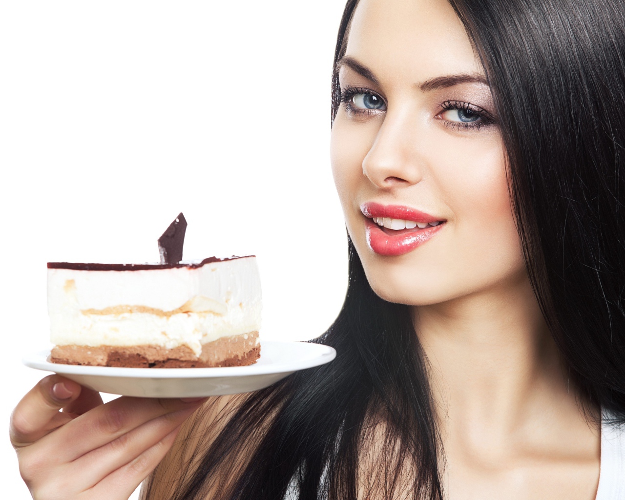 Красивая брюнетка с куском торта на блюдце