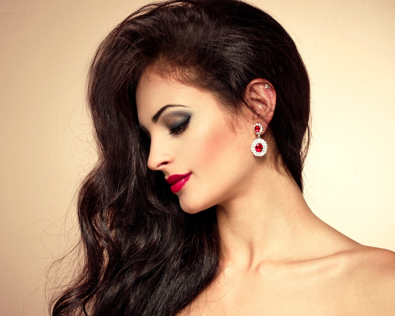 Красивая брюнетка с дорогими серьгами в ушах