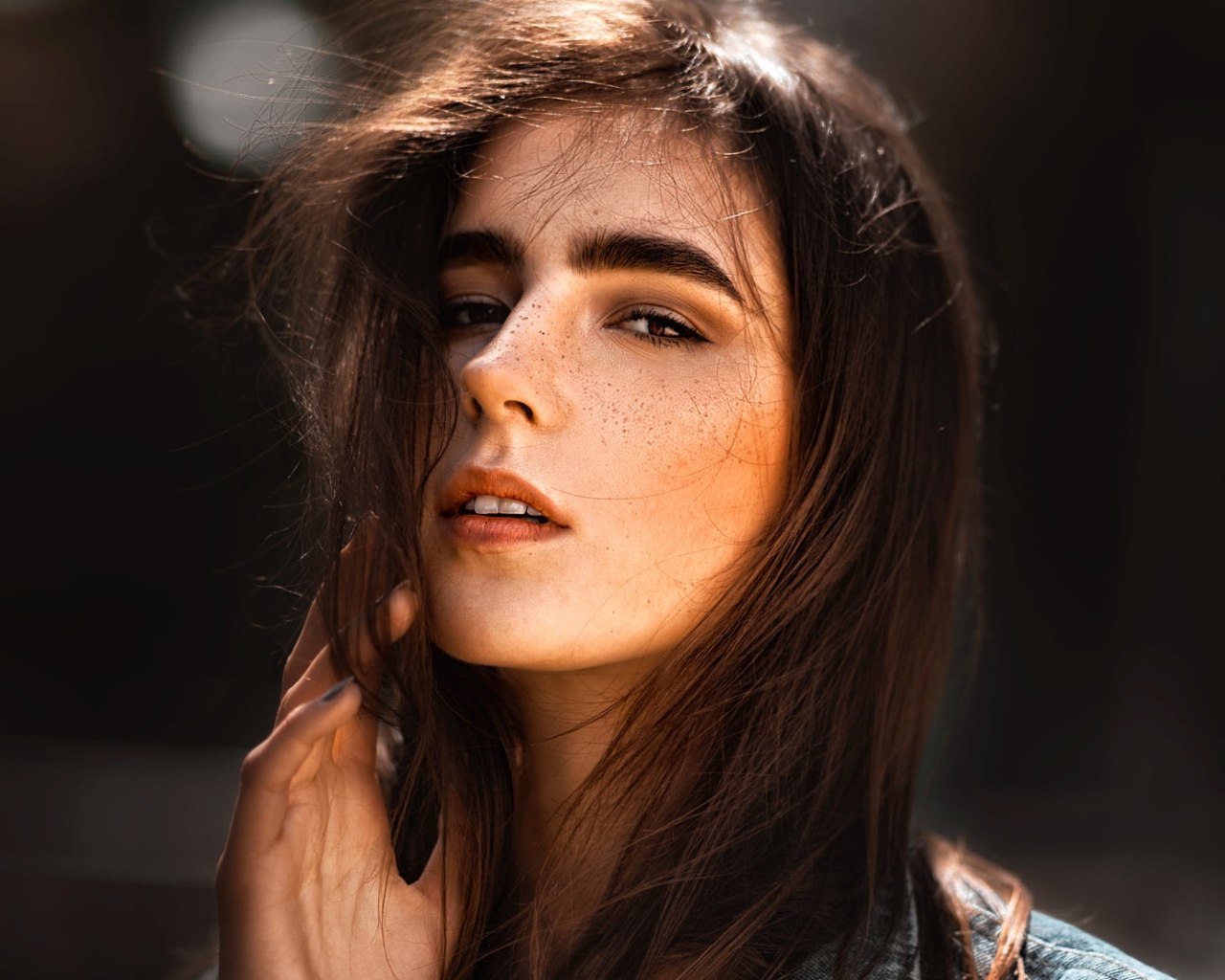 Красивая брюнетка с веснушками на лице