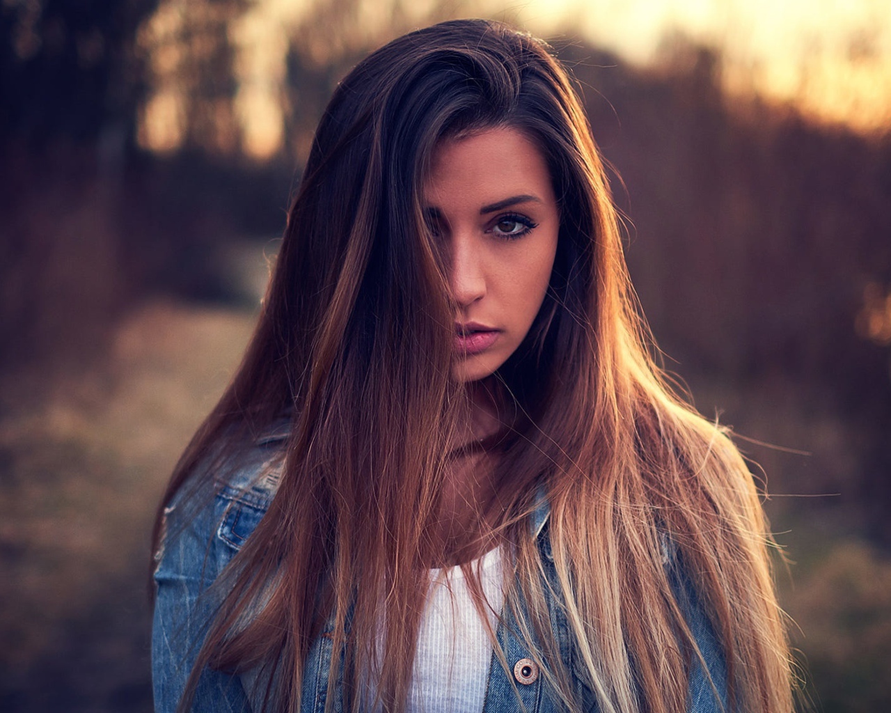 Красивая брюнетка с волосами на лице