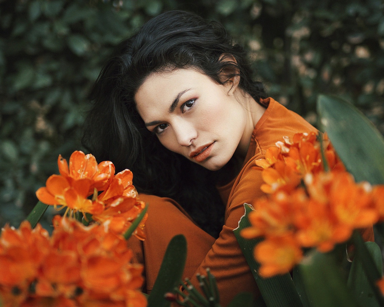 Красивая брюнетка с оранжевыми цветами