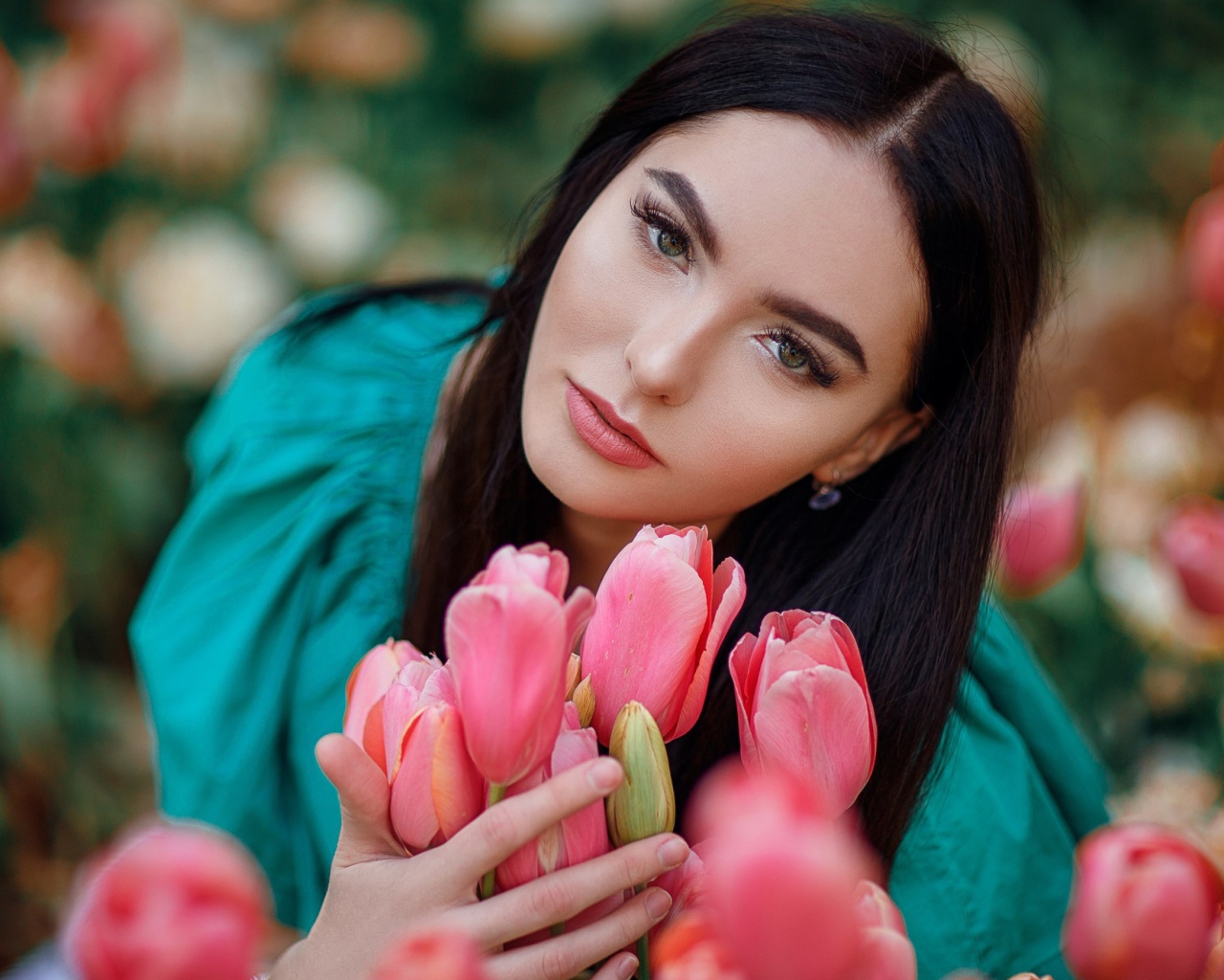 Красивая брюнетка с розовыми тюльпанами 