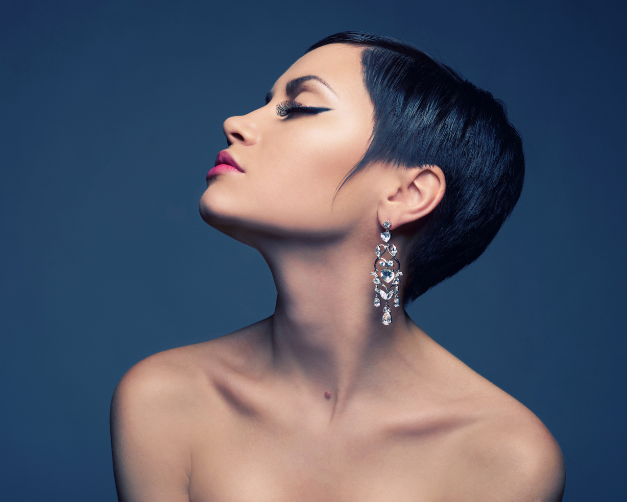 Красивая брюнетка с короткой стрижкой и красивыми серьгами