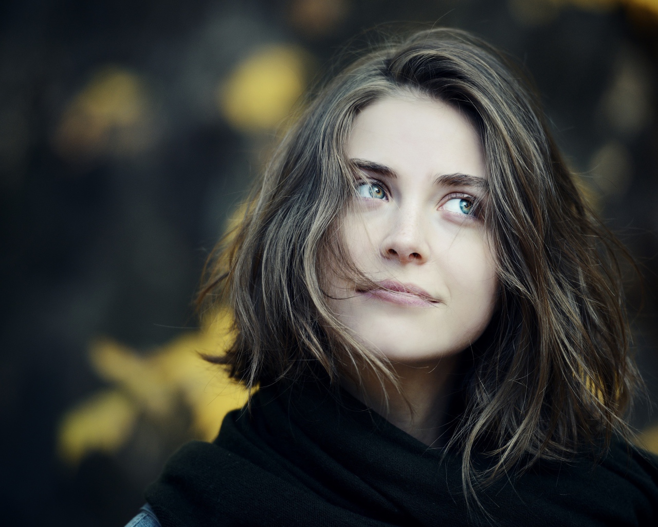 Красивая задуманная брюнетка в черном шарфе