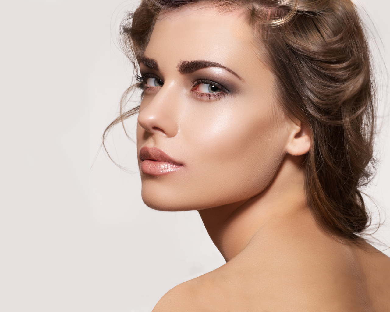 Красивая нежная шатенка фото на сером фоне 