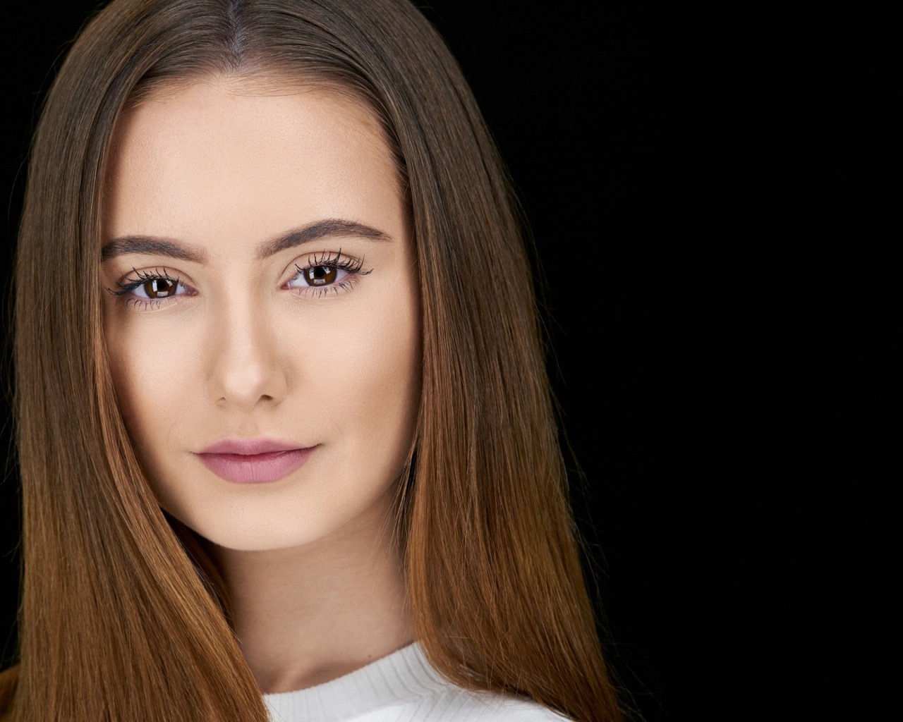 Красивая нежная шатенка на сером фоне