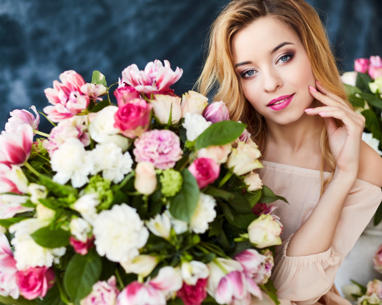 Красивая нежная девушка блондинка с большим букетом
