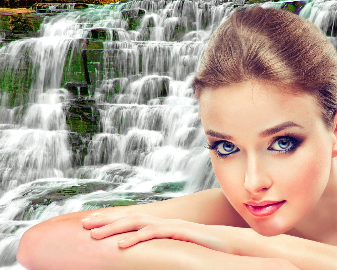 Красивая нежная девушка на фоне водопада