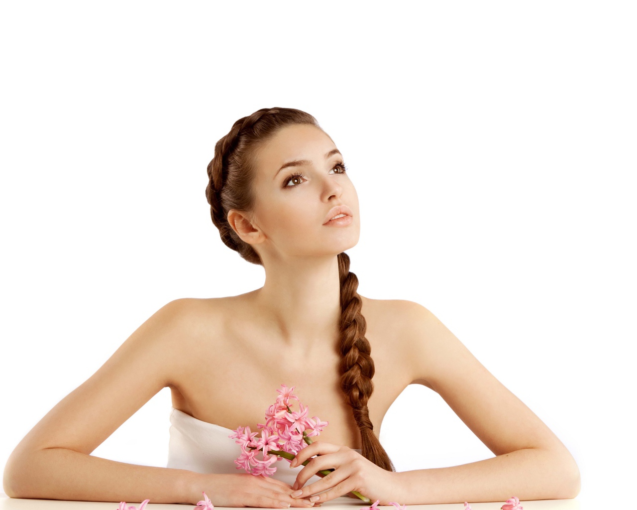 Красивая нежная девушка с косой на белом фоне