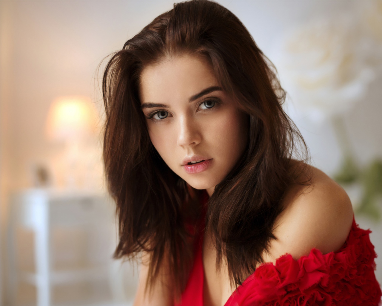 Красивая нежная длинноволосая брюнетка в красном