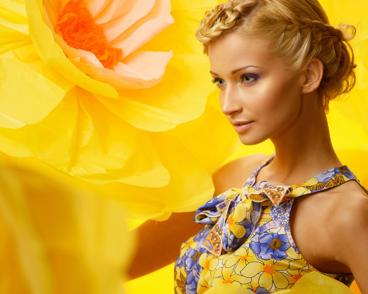 Красивая девушка блондинка на фоне желтого цветка