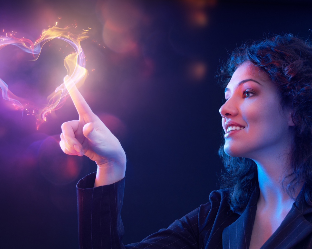 Красивая девушка рисует огненное сердце