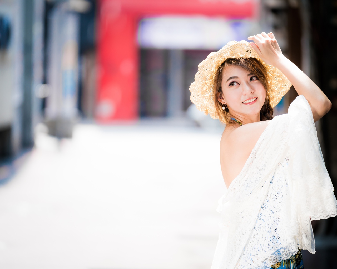 Красивая девушка в шляпке 