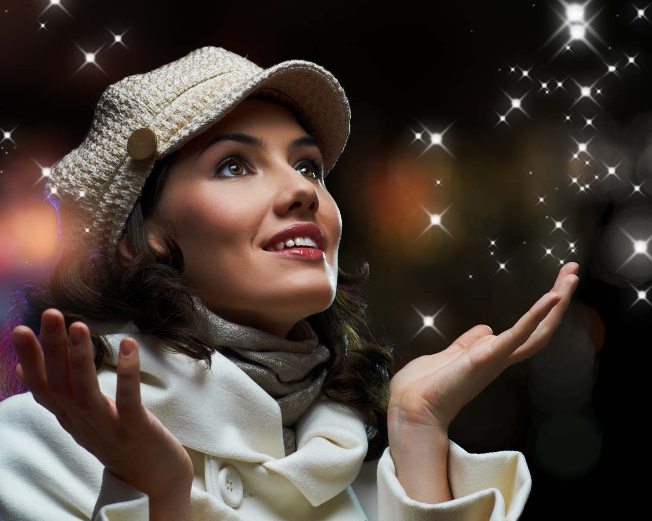 Красивая девушка в белой кепке