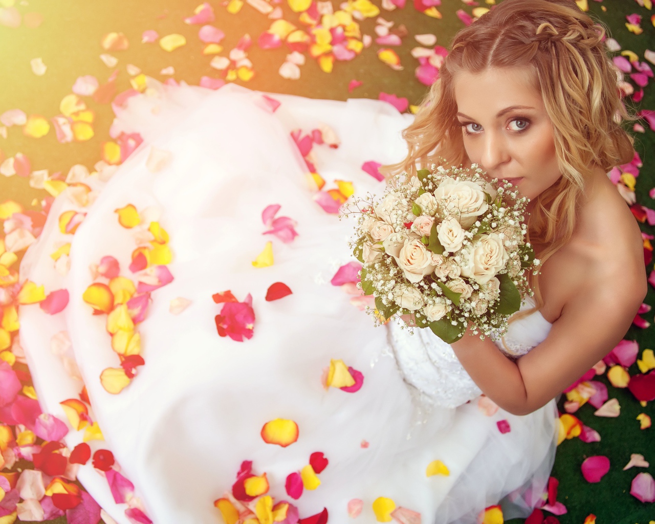 Красивая девушка в свадебном платье с букетом