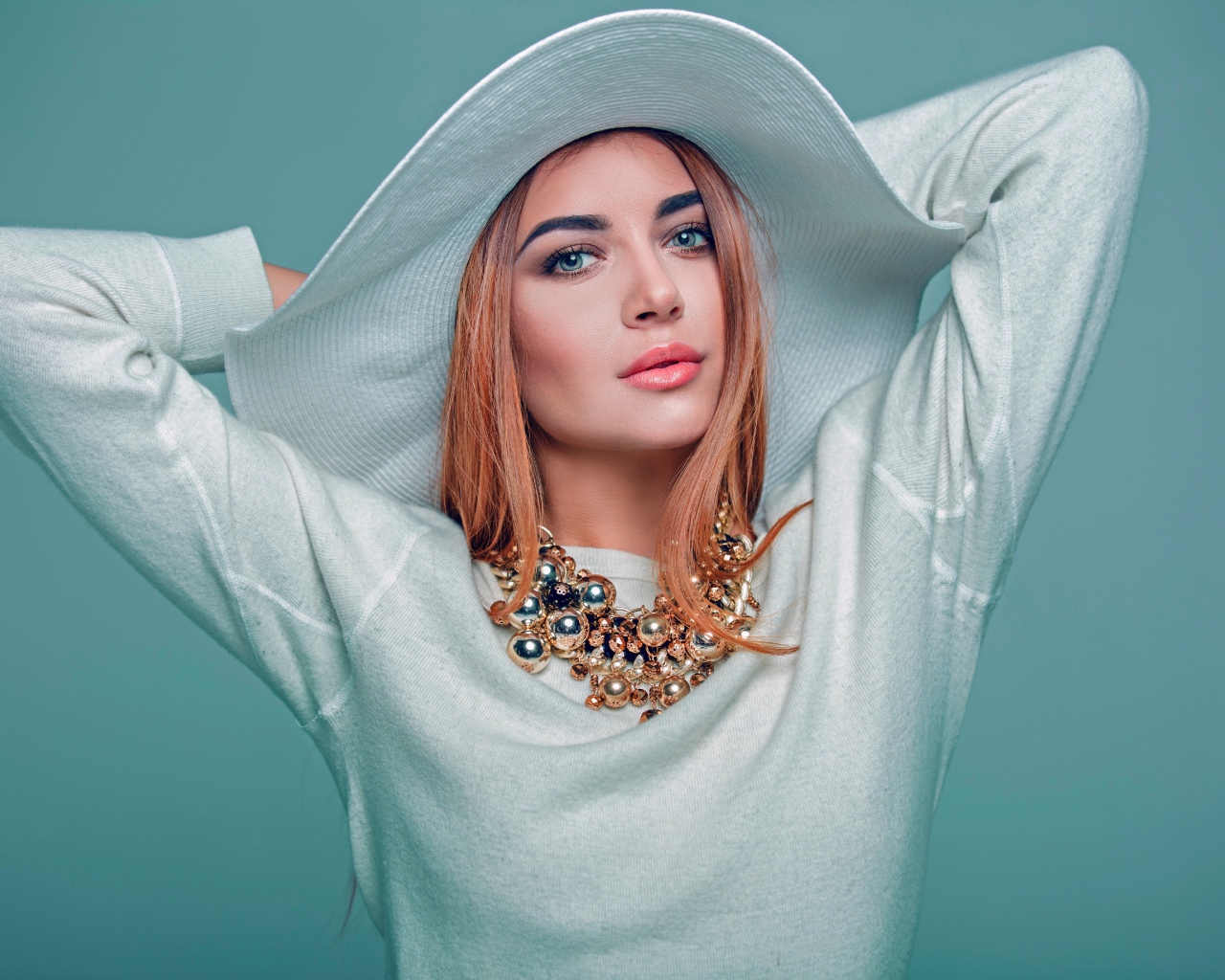 Красивая девушка модель в белом наряде