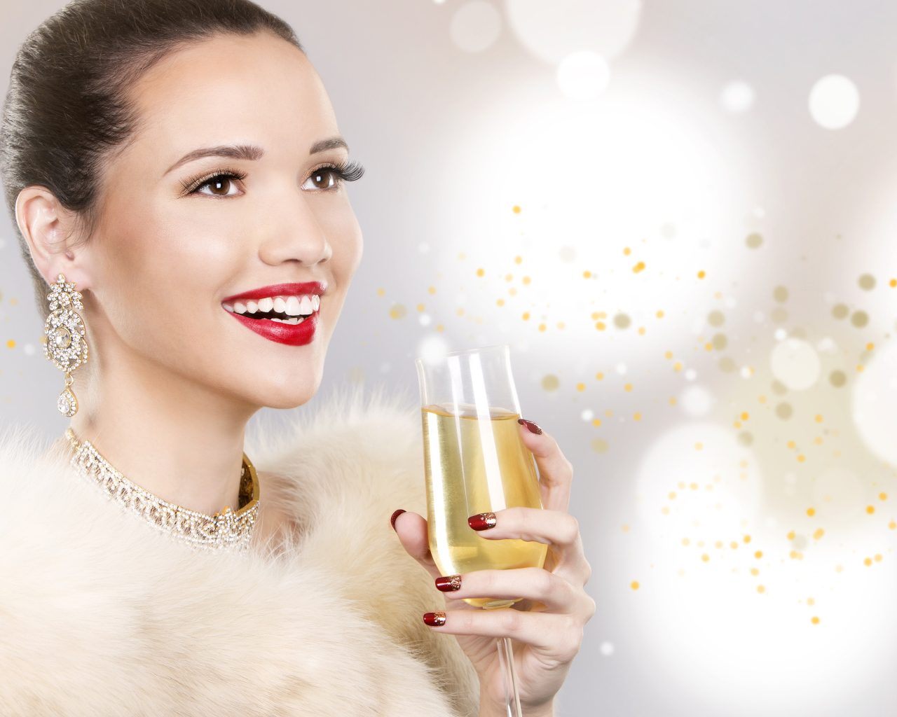 Красивая девушка модель с ярким макияжем и фужером в руке