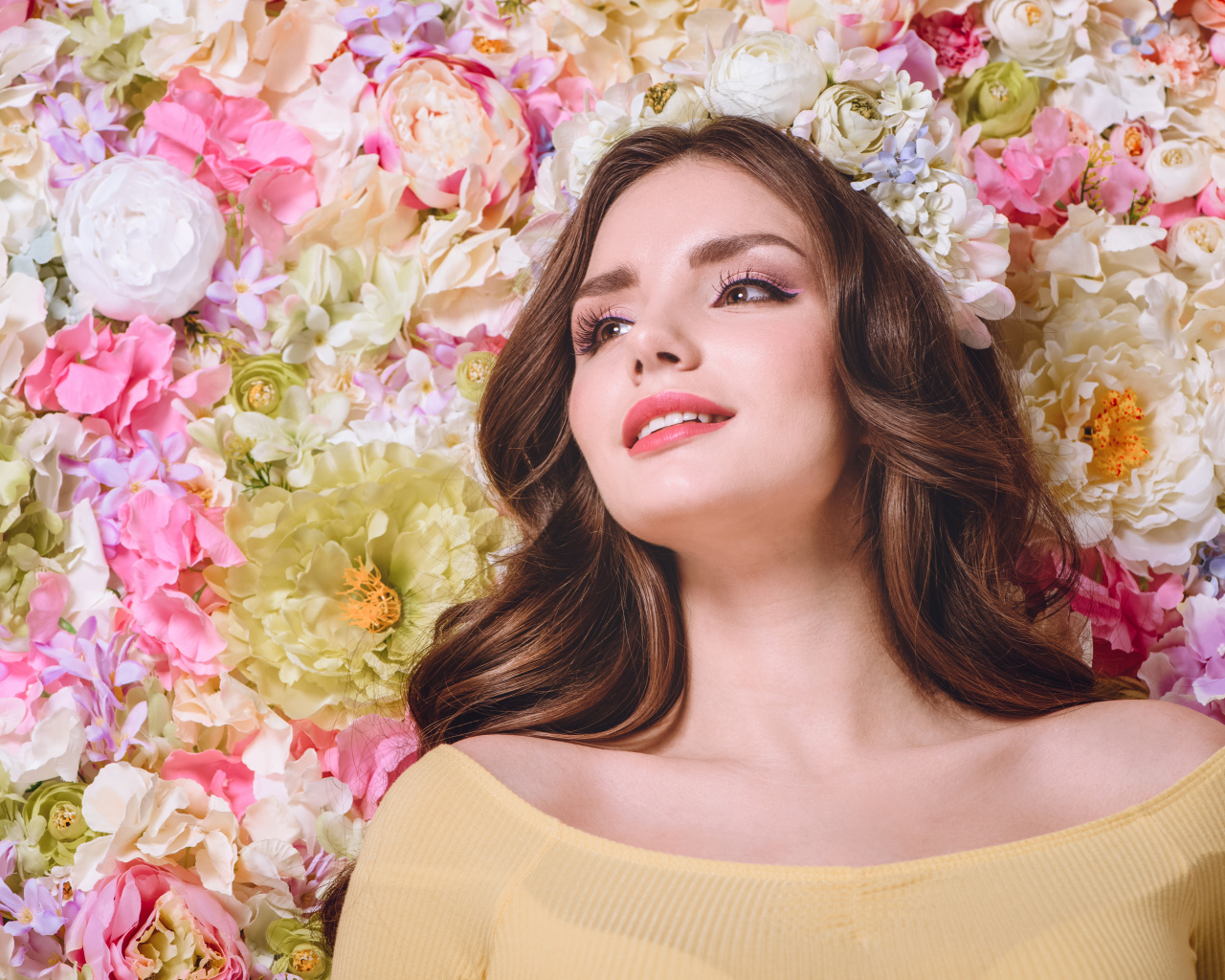 Красивая девушка на фоне цветов 