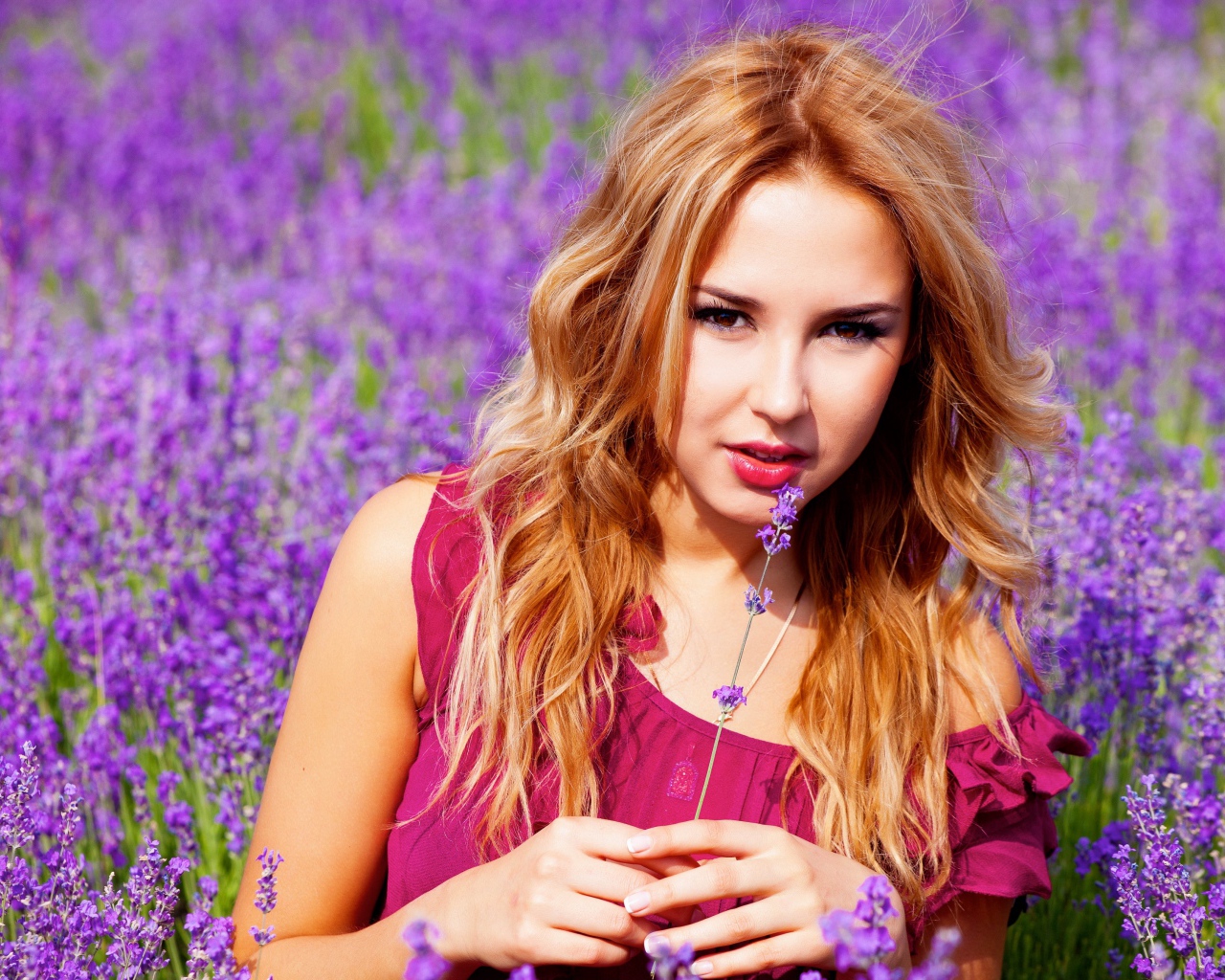 Красивая девушка на поле с лавандой