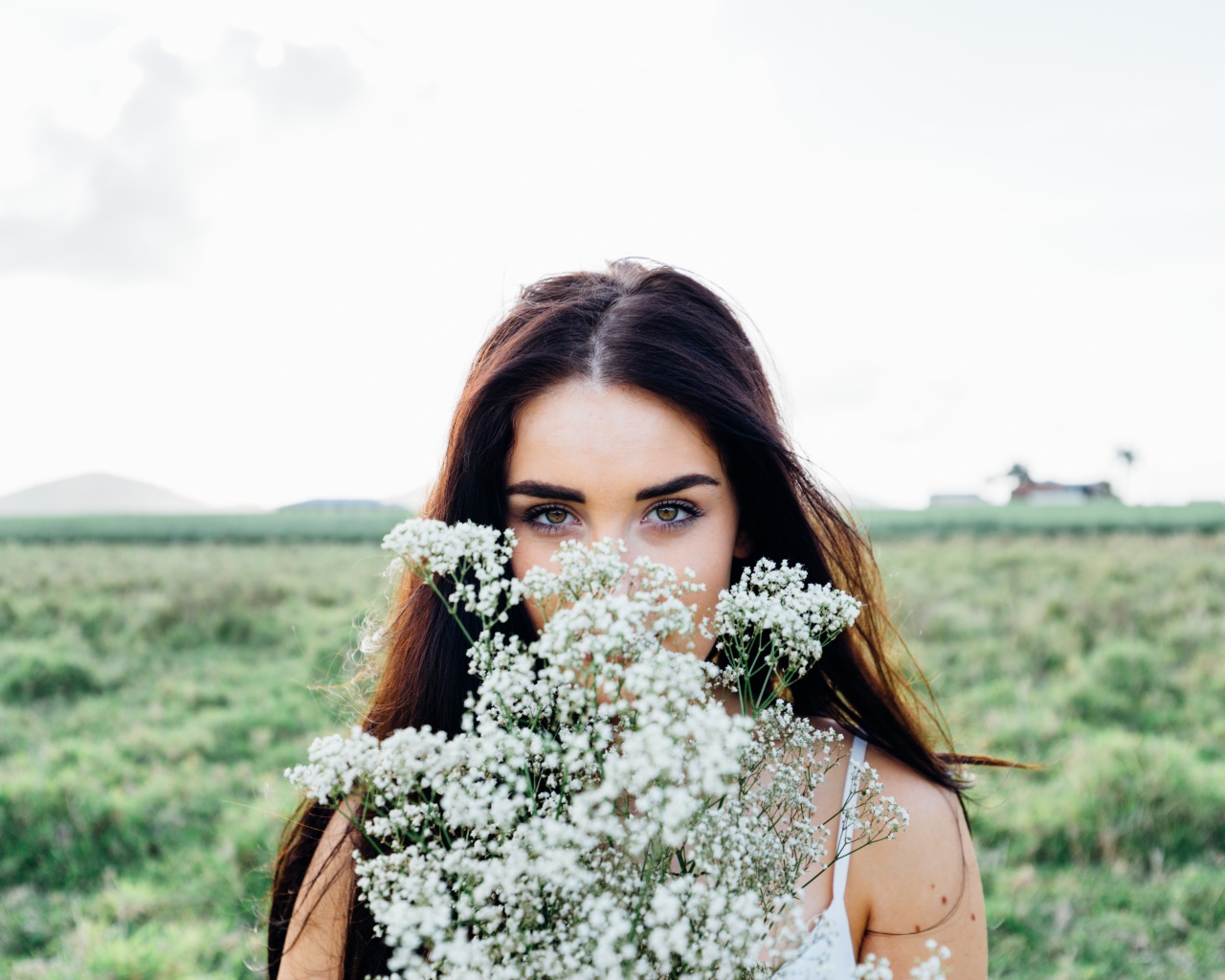 Красивая девушка с букетом полевых цветов