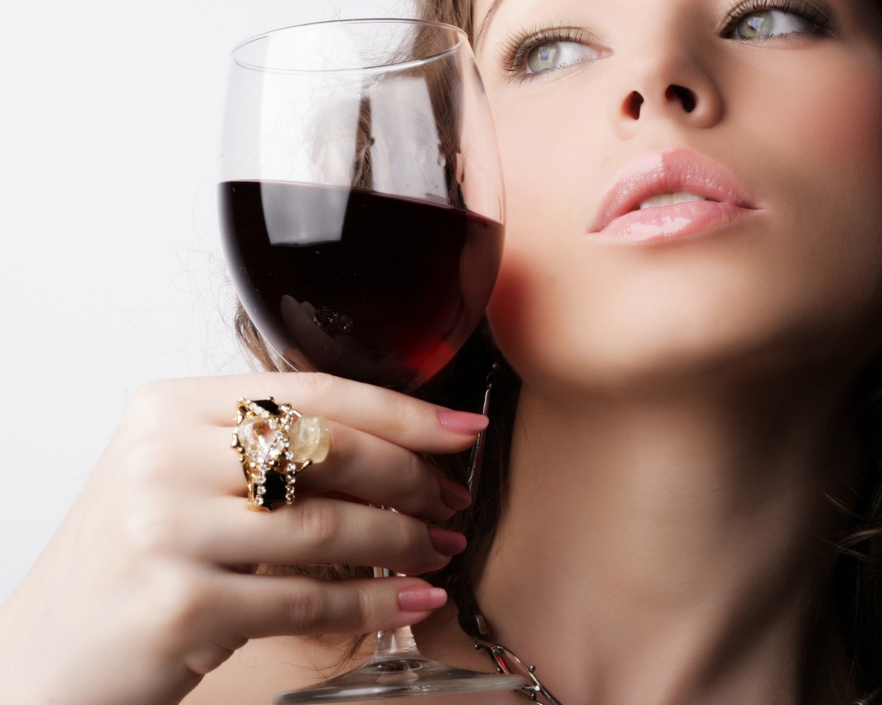 Красивая девушка с бокалом вина