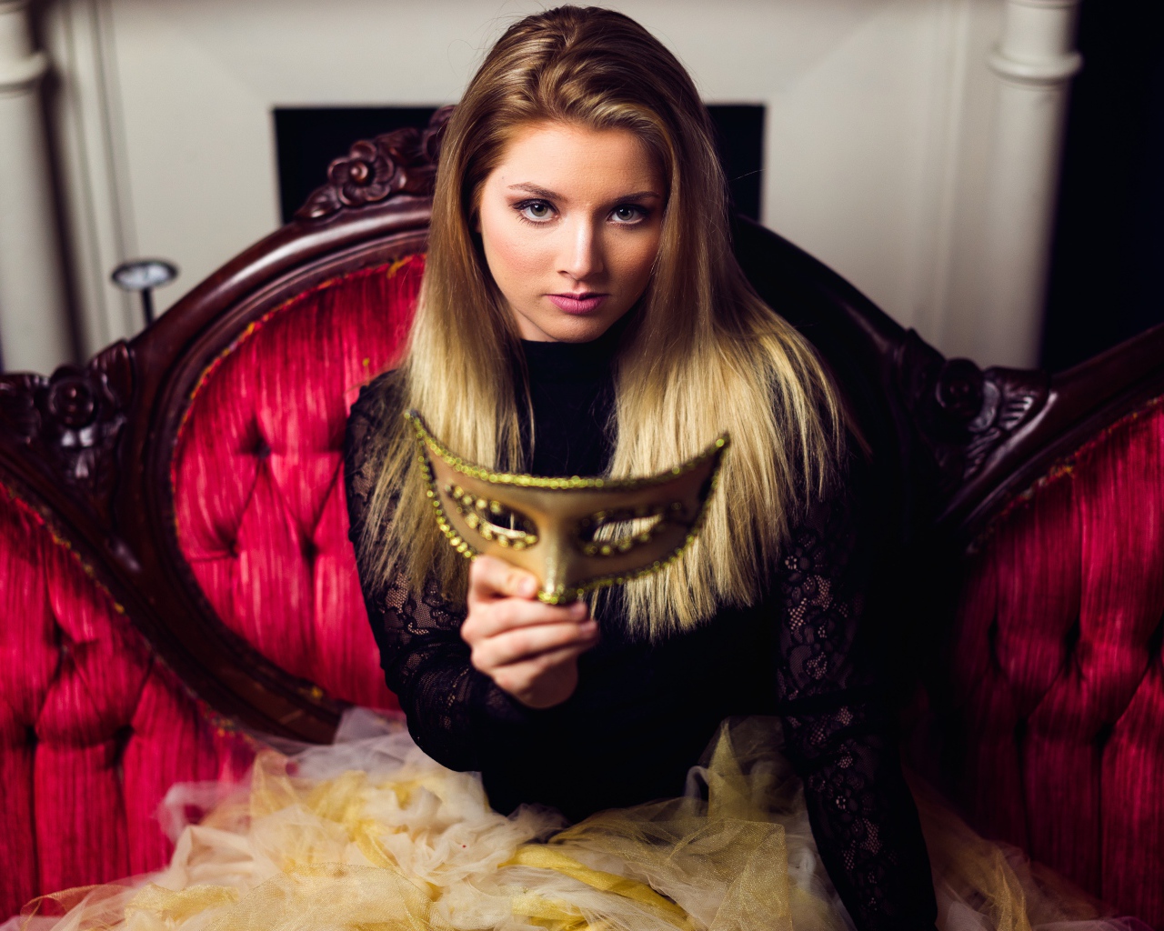 Красивая девушка с маской в руках