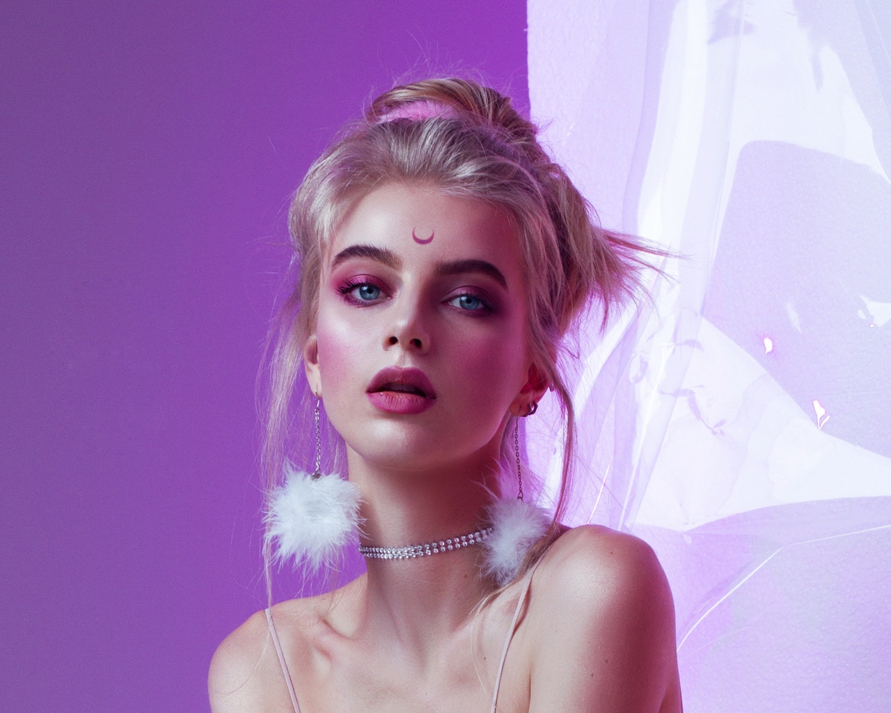 Красивая девушка с татуировкой  на лбу