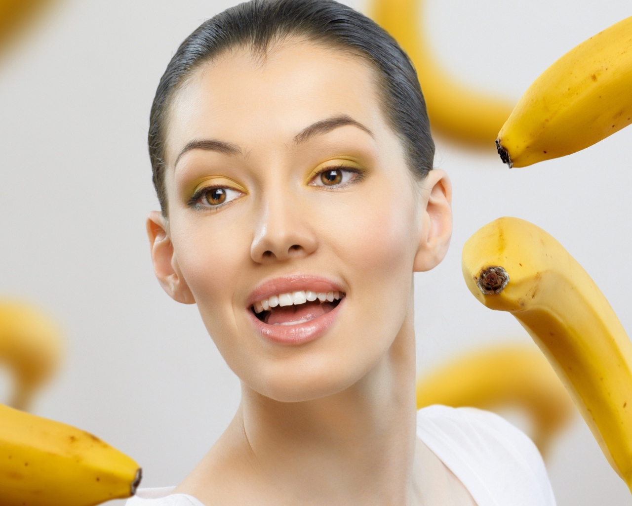 Красивая девушка с бананами в невесомости 