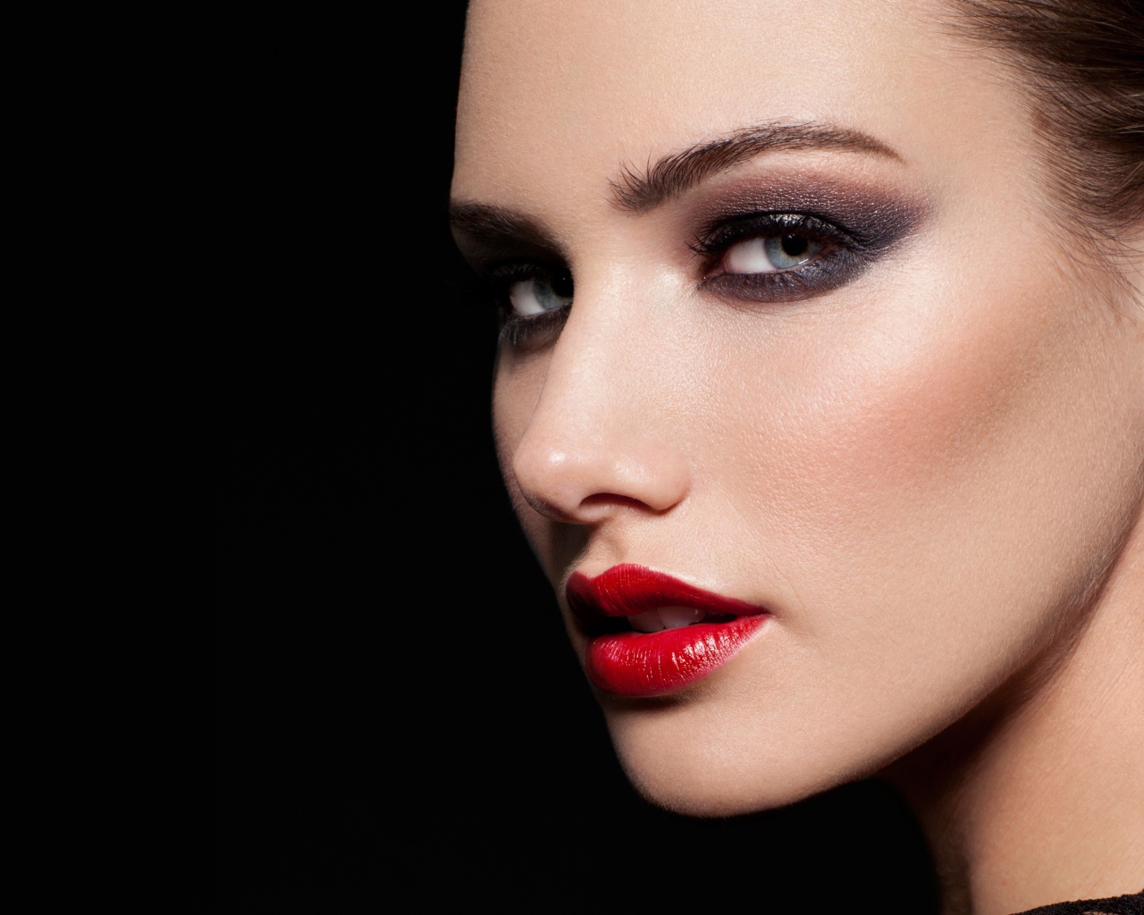 Красивая девушка с яркой помадой на губах на черном фоне