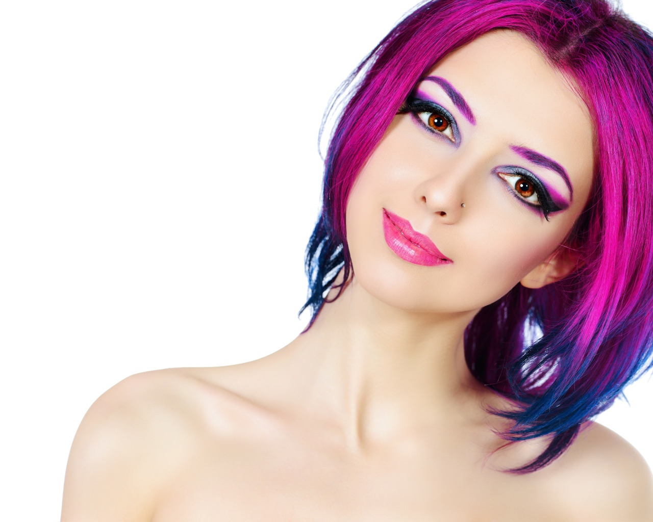 Красивая девушка с ярким макияжем и крашеными волосами на белом фоне