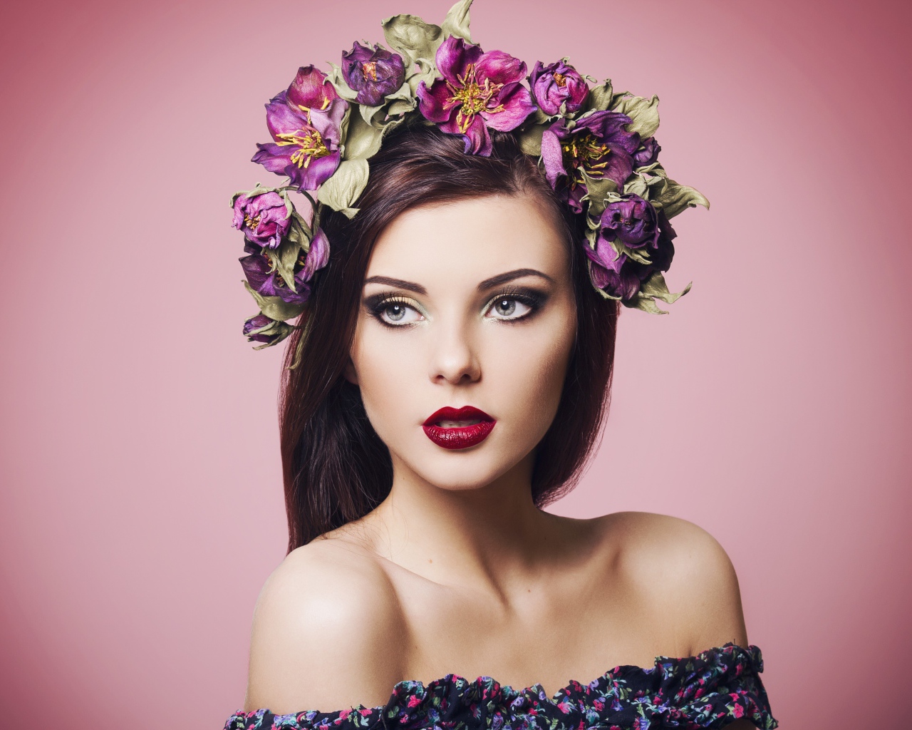 Красивая девушка с ярким макияжем с венком на голове